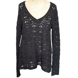 American Eagle open knit long sleeve sweater v neck, color is black, size medium